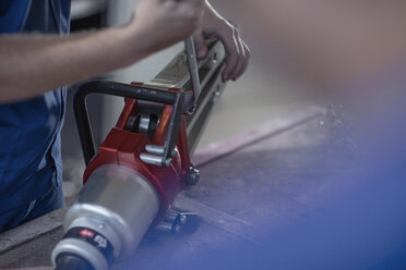 Mechaniker bei der Arbeit in der Feuerwehrwerkstatt, Reparatur einer Klaue - ZEF11702