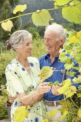 Selbstbewusstes älteres Paar im Garten stehend - MFRF00740