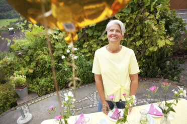 Ältere Frau Dekoration Garten Tisch für Geburtstagsfeier - MFRF00749