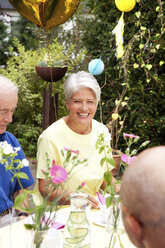 Senioren feiern Geburtstagsparty im Garten - MFRF00757