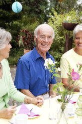 Senioren feiern Geburtstagsparty im Garten - MFRF00758