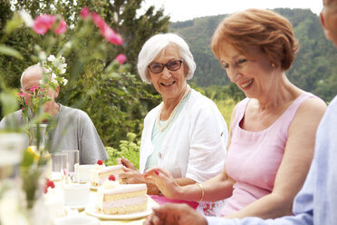 Ältere Damen essen Kuchen im Garten - MFRF00777