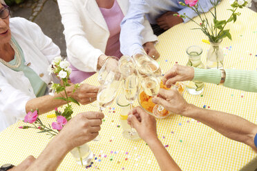 Gruppe von Senioren, die feiern und Champagner trinken - MFRF00781