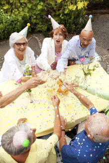 Gruppe von Senioren, die feiern und Champagner trinken - MFRF00782