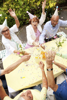 Gruppe von Senioren, die feiern und Champagner trinken - MFRF00783