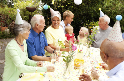 Geburtstagsparty von Großfamilie und Freunden im Garten, lizenzfreies Stockfoto