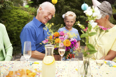 Geburtstagsparty von Großfamilie und Freunden im Garten - MFRF00797