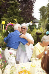 Älterer Mann küsst ältere Dame auf Geburtstagsfeier - MFRF00798
