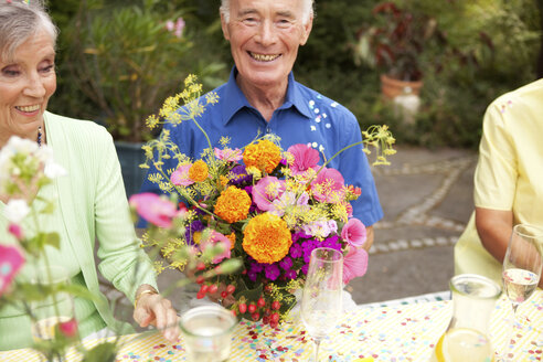 Senioren feiern Geburtstagsparty im Garten - MFRF00799