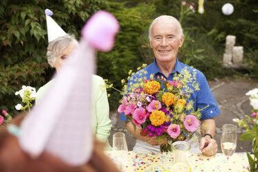 Senioren feiern Geburtstagsparty im Garten - MFRF00801