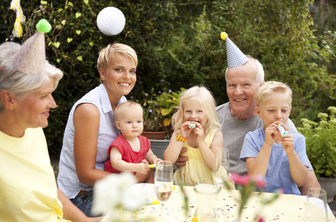 Geburtstagsparty von Großfamilie und Freunden im Garten, lizenzfreies Stockfoto