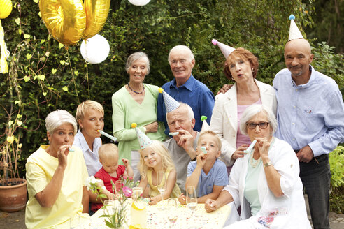 Geburtstagsparty von Großfamilie und Freunden im Garten - MFRF00807