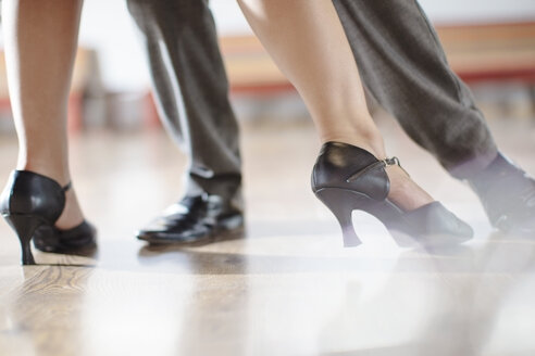 Füße eines tanzenden Paares im Studio - ZEF11724