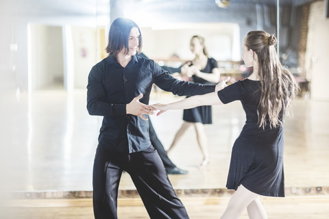 Paar tanzt Tango im Studio, lizenzfreies Stockfoto