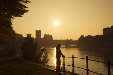 Italien, Verona, Etsch bei Sonnenuntergang - FCF01117