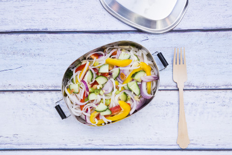Lunchbox mit Glasnudelsalat und Gemüse auf Holz, lizenzfreies Stockfoto