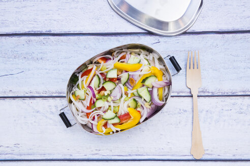 Lunchbox mit Glasnudelsalat und Gemüse auf Holz - LVF05613