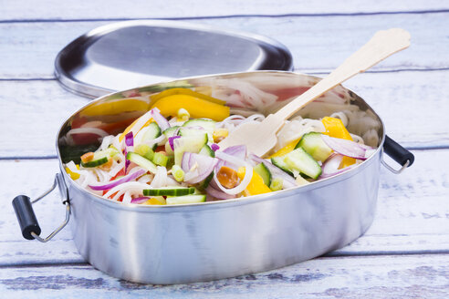 Lunchbox mit Glasnudelsalat und Gemüse auf Holz - LVF05614