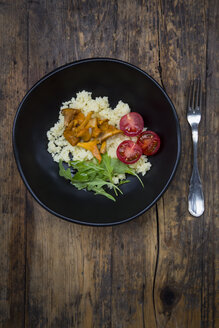 Schale mit Couscous-Salat mit Tomaten, Rucola und Pfifferlingen auf Holz - LVF05627