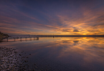 Deutschland, Bayern, Sonnenuntergang am Ammersee - MBOF00037