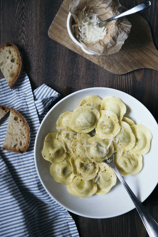 Ravioli mit Butter und Pfeffer, lizenzfreies Stockfoto