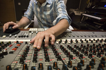 Hand eines Mannes, der im Regieraum eines Tonstudios arbeitet - ABZF01530