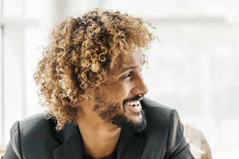 Portrai eines lachenden jungen Geschäftsmannes, lizenzfreies Stockfoto