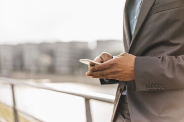 Junger Geschäftsmann mit Smartphone - JOSF00421