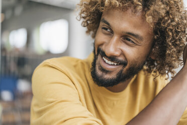 Lächelnder junger Mann mit Afro-Locken, Porträt - JOSF00439