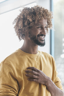 Lächelnder junger Mann mit Afro-Locken, Porträt - JOSF00466