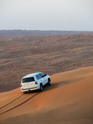 Oman, Al Raka,Off road car standing on dune of Rimal Al Wahiba desert - AMF05083