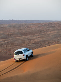 Oman, Al Raka, Geländewagen steht auf einer Düne in der Wüste Rimal Al Wahiba - AMF05083