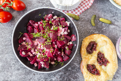 Bayerisches Buffet mit Rote-Bete-Salat mit Feta und Kresse, lizenzfreies Stockfoto