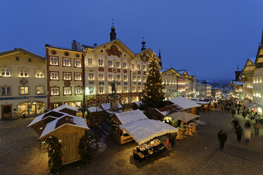 Deutschland, Bayern, Blick auf den Weihnachtsmarkt - LB01513
