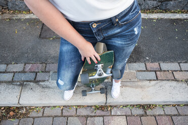 Junge Frau mit Skateboard, Teilansicht - SIPF01110