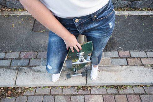 Junge Frau mit Skateboard, Teilansicht - SIPF01110