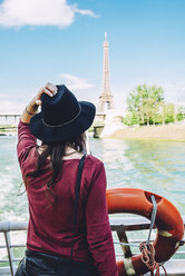 Frankreich, Paris, Rückenansicht einer Frau auf einem Ausflugsboot mit Blick auf den Eiffelturm - GEMF01262