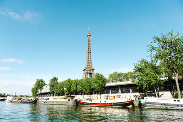 Frankreich, Paris, Blick auf den Eiffelturm mit der Seine im Vordergrund - GEMF01264