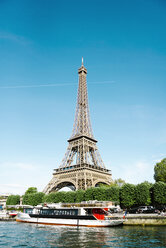 Frankreich, Paris, Blick auf den Eiffelturm mit einem Ausflugsboot auf der Seine im Vordergund - GEMF01265