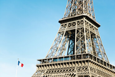 Frankreich, Paris, französische Flagge und Teil des Eiffelturms vor dem Himmel - GEMF01266