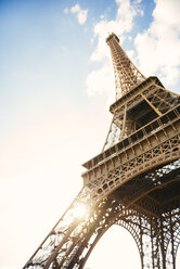 Frankreich, Paris, Blick auf den Eiffelturm von unten - GEMF01267