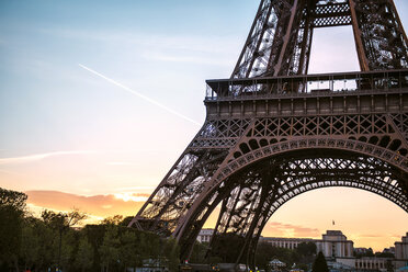 Frankreich, Paris, Teil des Eiffelturms bei Sonnenuntergang mit Trocadero im Hintergrund - GEMF01270