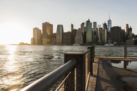 USA, Brooklyn, Blick auf Manhattan in der Dämmerung, lizenzfreies Stockfoto