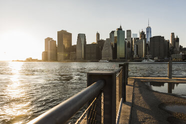 USA, Brooklyn, view to Manhattan at twilight - UUF09314