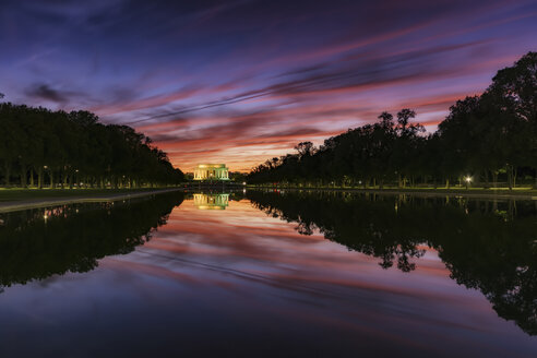 USA, Washington DC, Blick auf das Lincoln Memorial bei Sonnenuntergang - SMAF00590