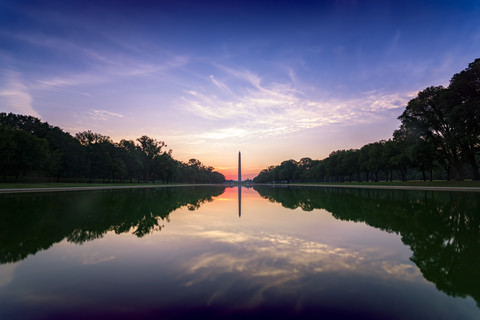 USA, Washington DC, Blick auf das Washington Monument bei Sonnenaufgang, lizenzfreies Stockfoto