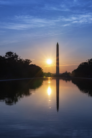 USA, Washington DC, Blick auf das Washington Monument bei Sonnenaufgang, lizenzfreies Stockfoto