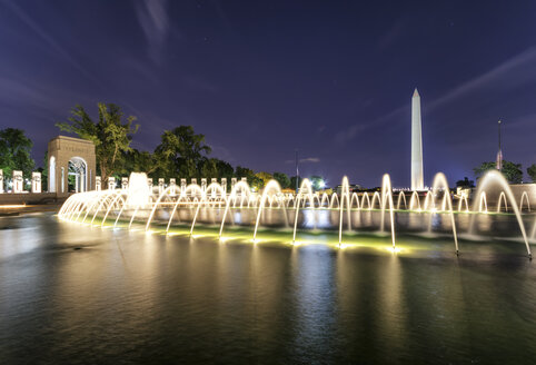 USA, Washington DC, National Mall, World War II Memorial mit Washington Monument im Hintergrund - SMAF00597