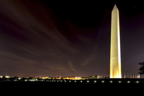 USA, Washington DC, National Mall, Blick auf das Washington Monument bei Nacht - SMAF00598