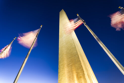 USA, Washington DC, National Mall, Blick auf das Washington Monument und wehende amerikanische Flaggen bei Nacht - SMAF00599